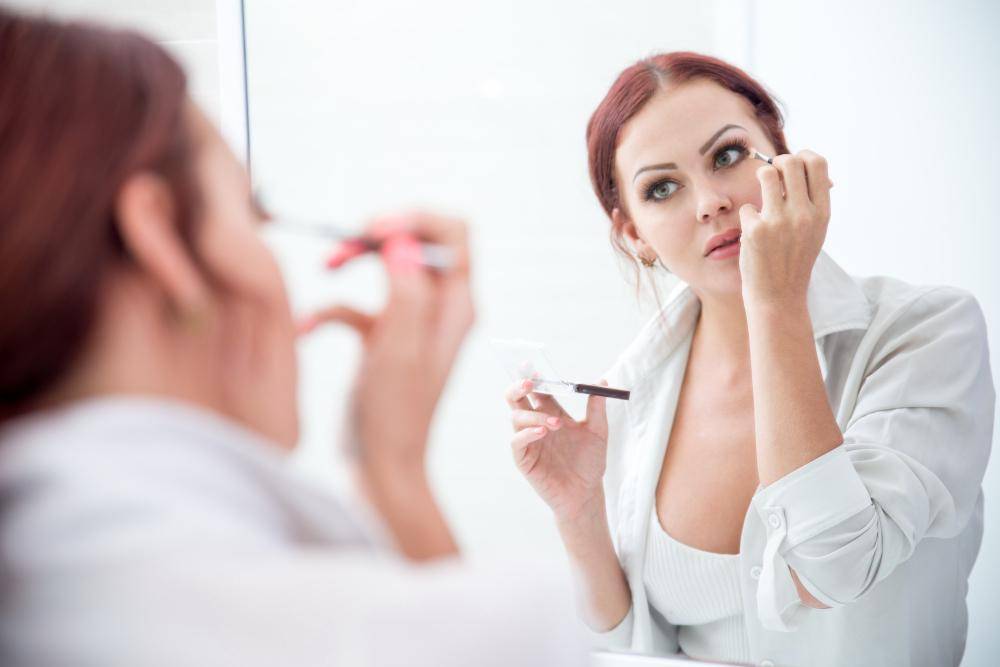 ilustrasi seseorang memakai eyeliner (freepik.com/katemangostar)