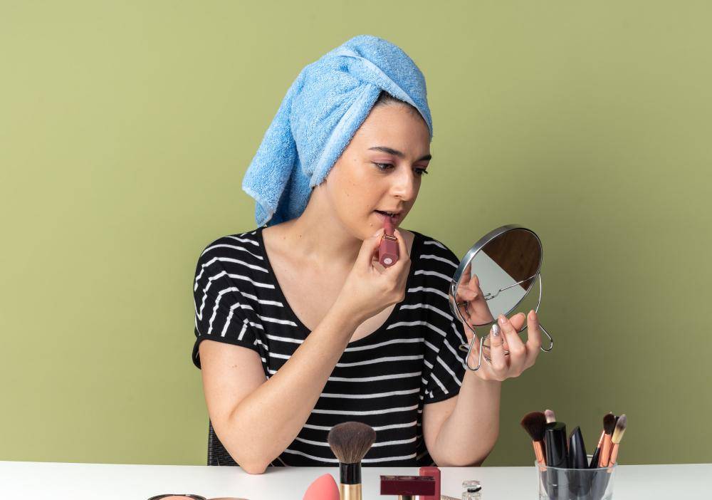 ilustrasi seseorang memakai lipstik (freepik.com/stockking)