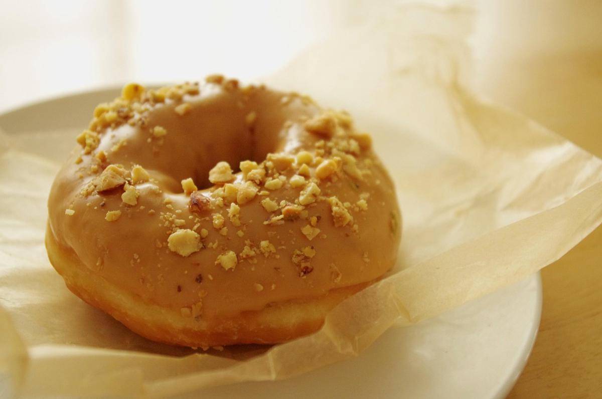 ilustrasi donat tape topping kacang