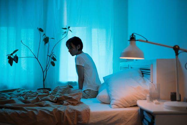 Ilustrasi seorang wanita insomnia 