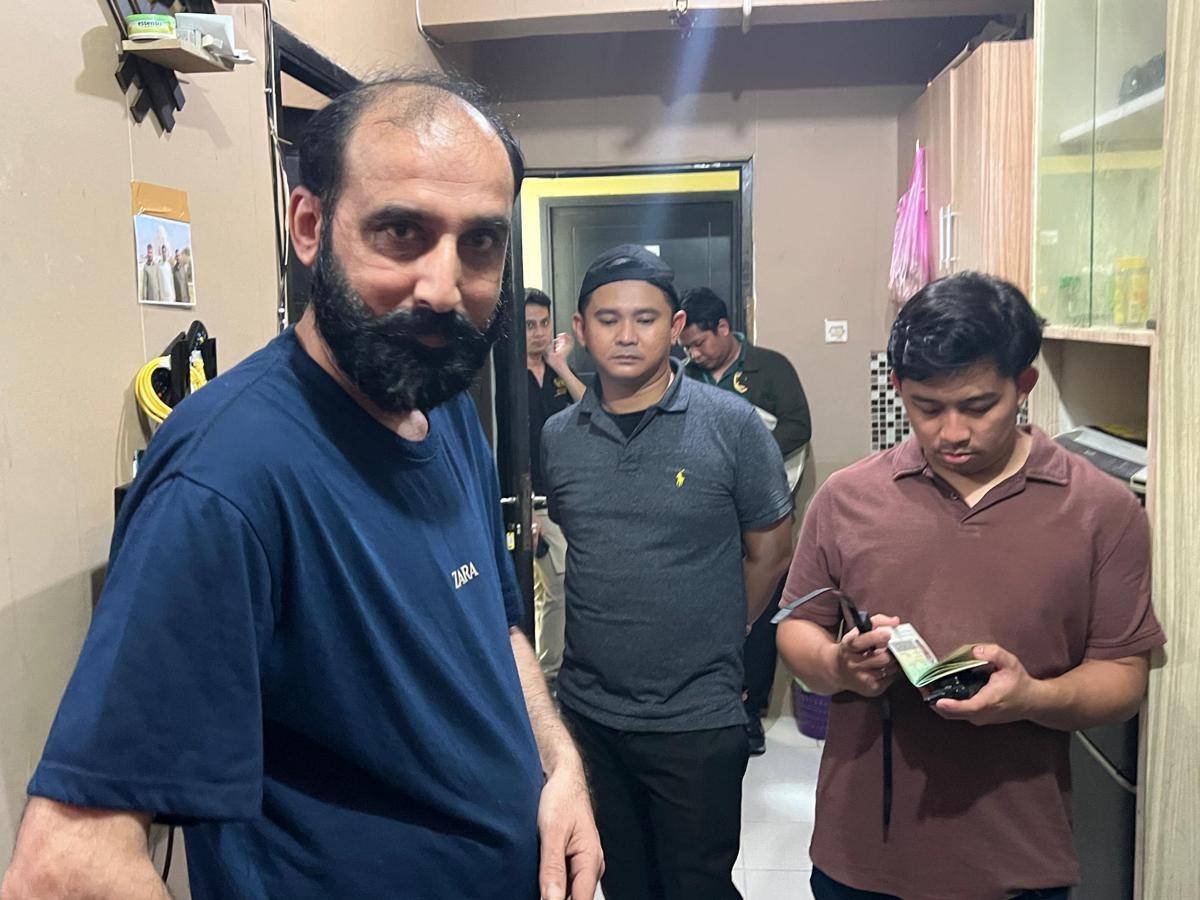 4 WNA di sebuah apartemen di Kabupaten Tangerang diamankan petugas Imigrasi (IDN Times/Maya Aulia Aprilianti)