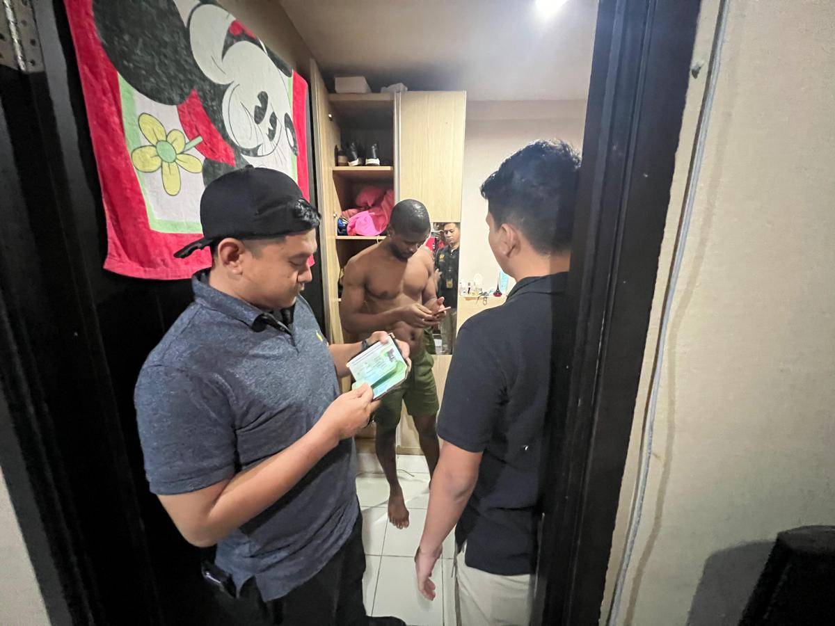 4 WNA di sebuah apartemen di Kabupaten Tangerang diamankan petugas Imigrasi (IDN Times/Maya Aulia Aprilianti)