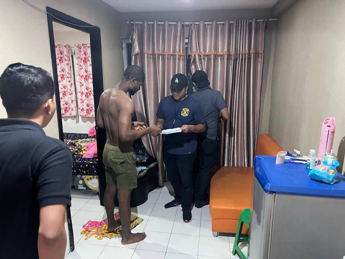 4 WNA di sebuah apartemen di Kabupaten Tangerang diamankan petugas Imigrasi (IDN Times/Maya Aulia Aprilianti)