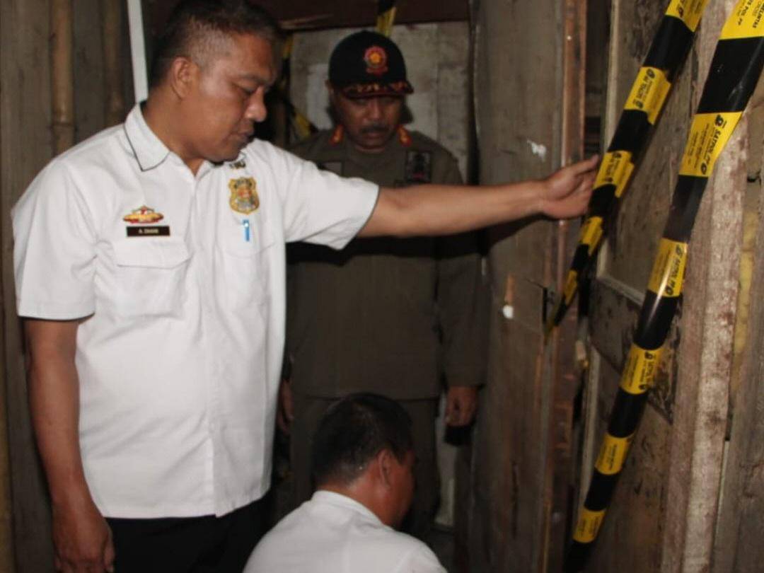 Satpol PP Kota Tangerang segel bangunan yang diduga jadi tempat prostitusi (Dok. Pemkot Tangerang)