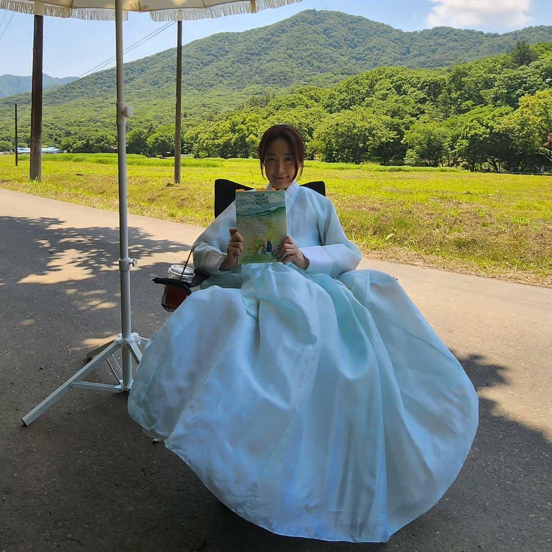 Kim Hye Hwa di balik layar drama My Lovely Journey (instagram.com/lulujourneyer)