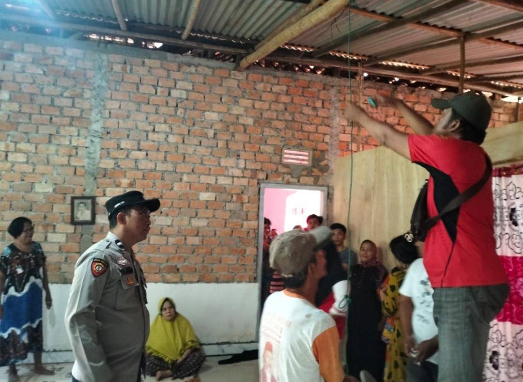 Polisi dan warga mengevakuasi jasad gadis muda yang tewas di Pangkalan Lampam. (Dok. Polsek Pangkalan Lampam)