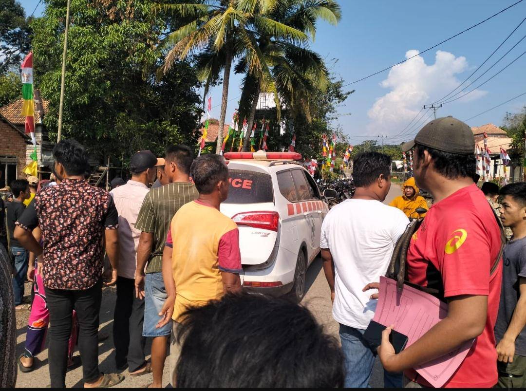 Polisi dan warga mengevakuasi jasad gadis muda yang tewas di Pangkalan Lampam. (Dok. Polsek Pangkalan Lampam)