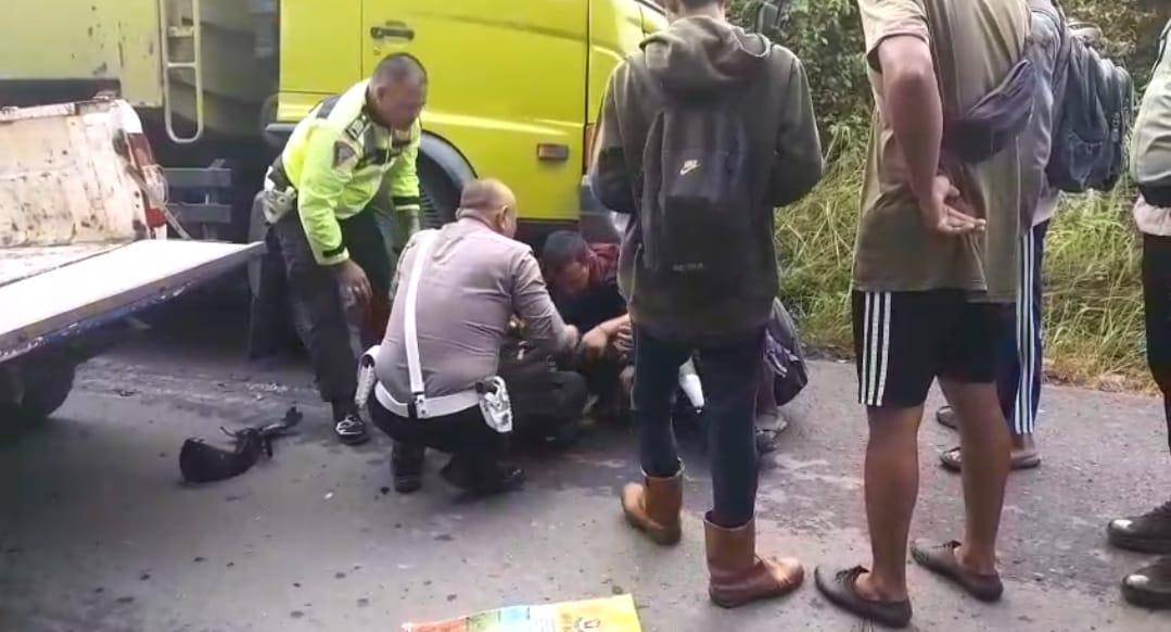 Korban kecelakaan di Jalan Sekayu–Pendopo KM 06 Kelurahan Soak Baru Kecamatan Sekayu Kabupaten Musi Banyuasin saat dievakuasi. (Dok. Istimewa)