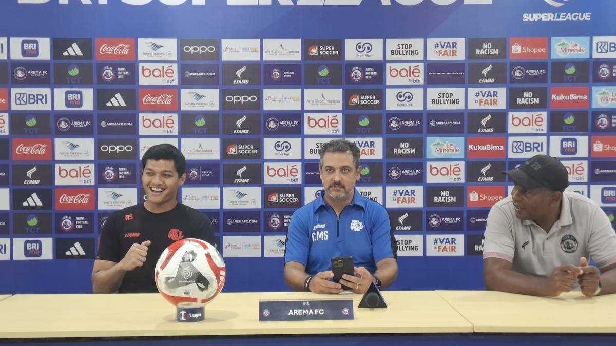 Pelatih Arema FC, Marcos Santos (tengah) dan kiper Arema FC, Adi Satryo. (IDN Times/Rizal Adhi Pratama)