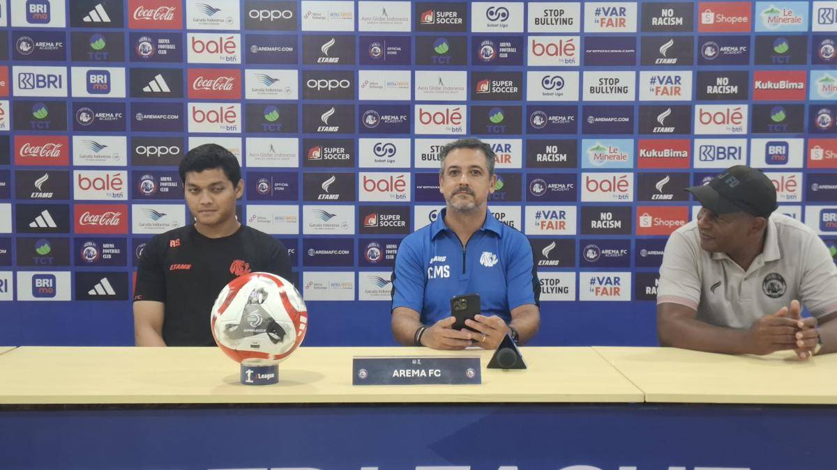 Pelatih Arema FC, Marcos Santos (tengah) dan kiper Arema FC, Adi Satryo. (IDN Times/Rizal Adhi Pratama)