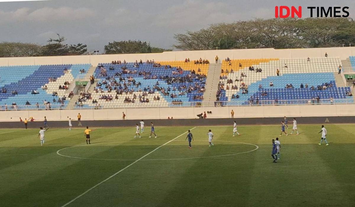 Pertandingan Arema FC vs PSBS Biak di Stadion Kanjuruhan. (IDN Times/Rizal Adhi Pratama)