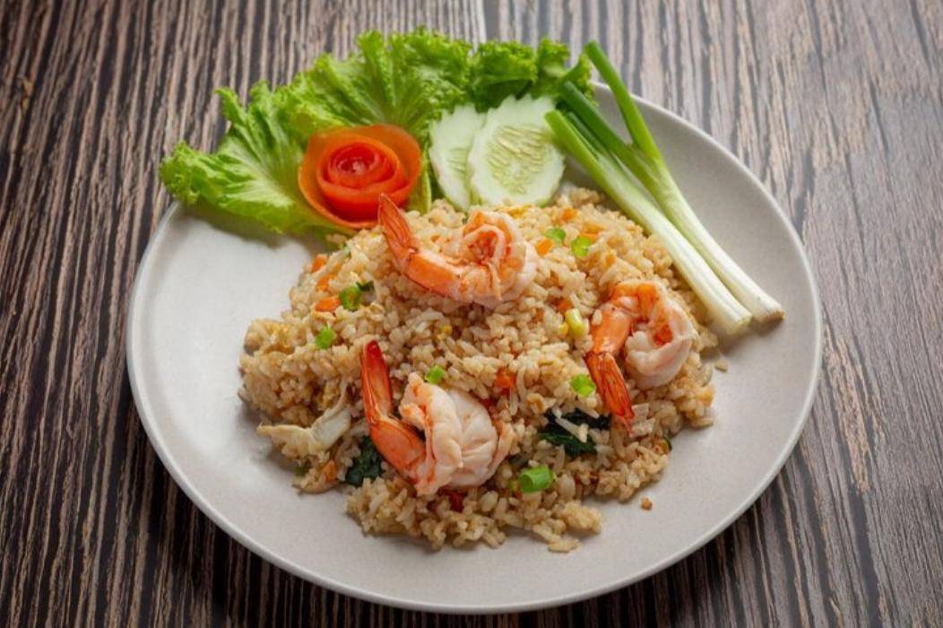 Nasi Goreng (freepik.com/jcomp)