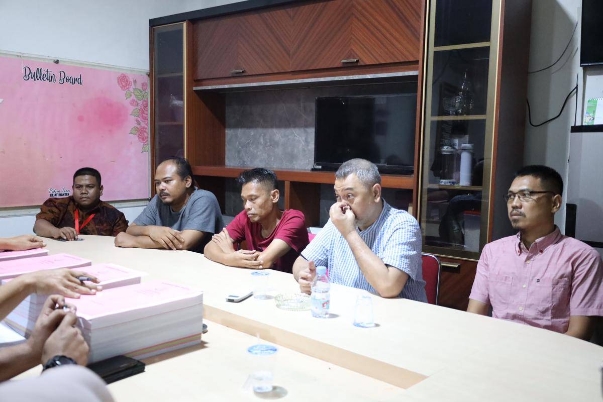 Tersangka korupsi sampah tangsel dilimpahkan ke JPU (Dok. Khaerul Anwar)