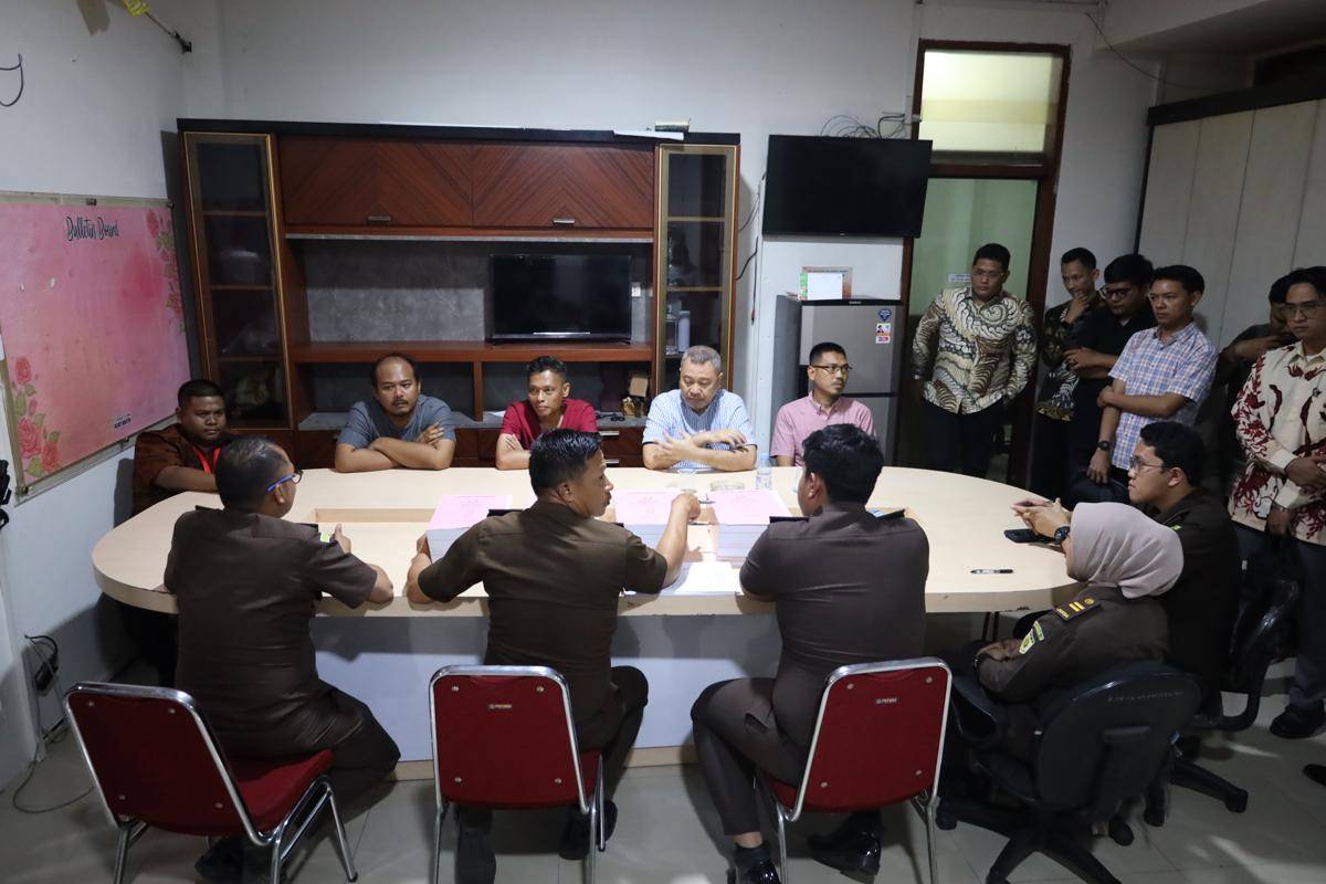Tersangka korupsi sampah tangsel dilimpahkan ke JPU (Dok. Khaerul Anwar)