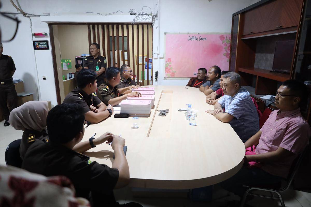 Tersangka korupsi sampah tangsel dilimpahkan ke JPU (Dok. Khaerul Anwar)