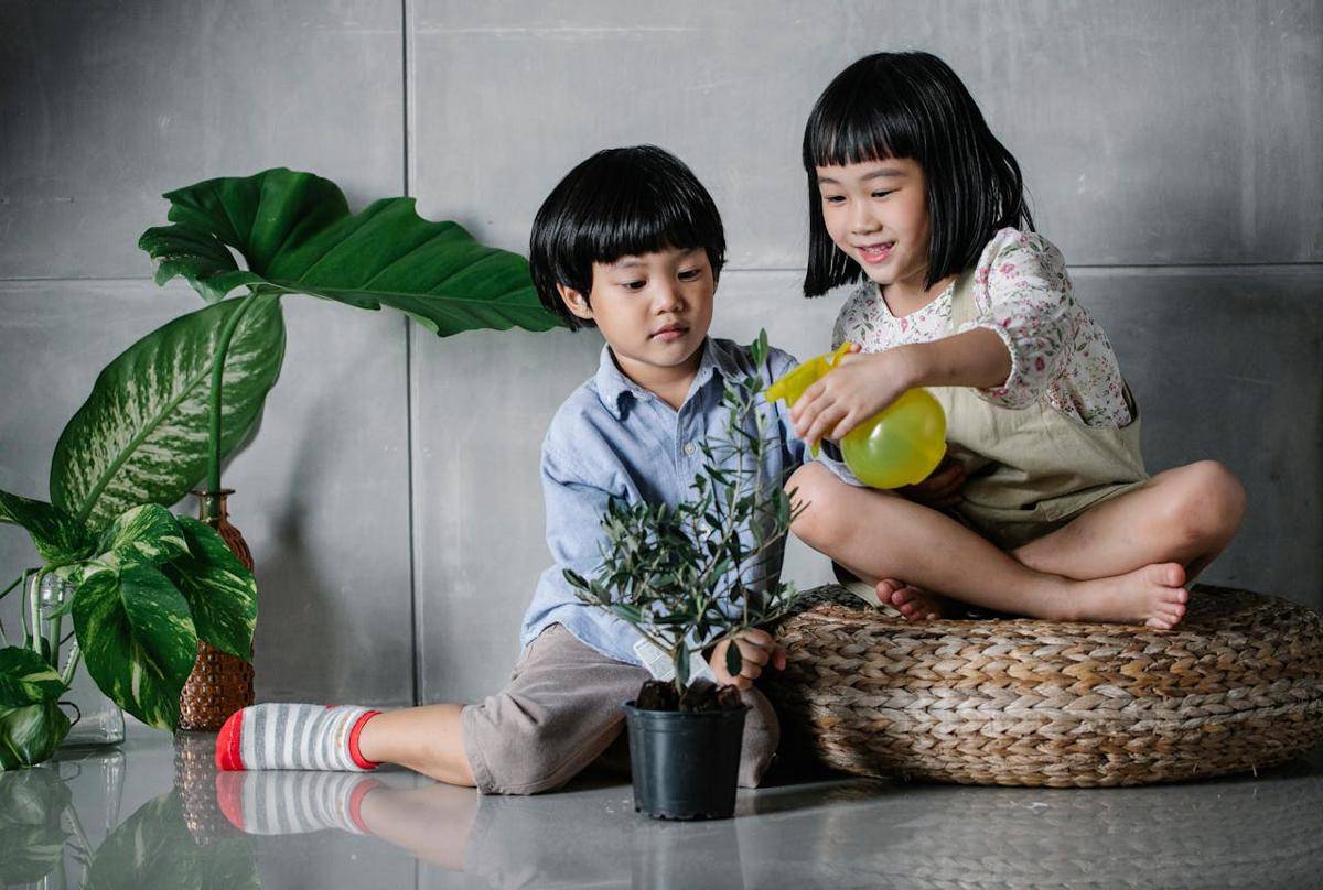 ilustrasi anak-anak yang sedang merawat tanaman (pexels.com/Alex Green)
