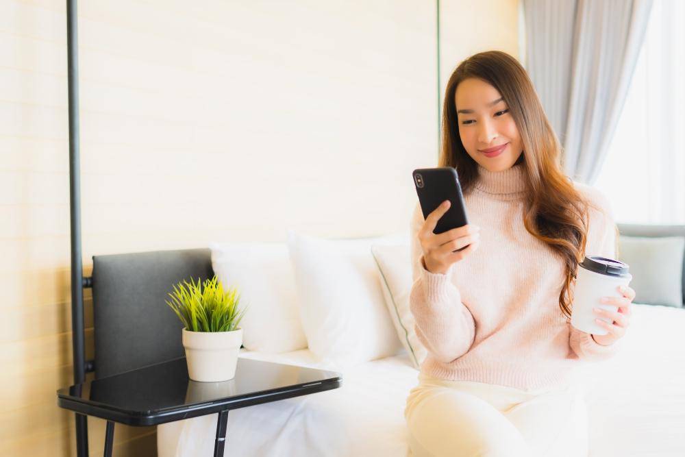 ilustrasi perempuan menggunakan handphone (freepik.com/lifeforstock)