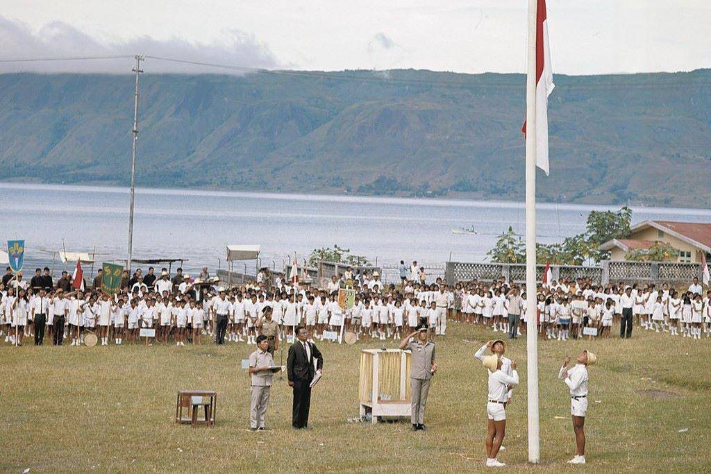 Upacara bendera tahun 1971 di Parapat (commons.wikimedia.org/Nationaal Museum van Wereldculturen)