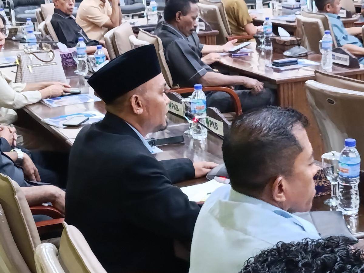 Anggota DPRD, Rusding, melapor ke Gubernur NTT soal pembangunan vila dan resort di Taman Nasional Komodo. (IDN Times/Putra Bali Mula)