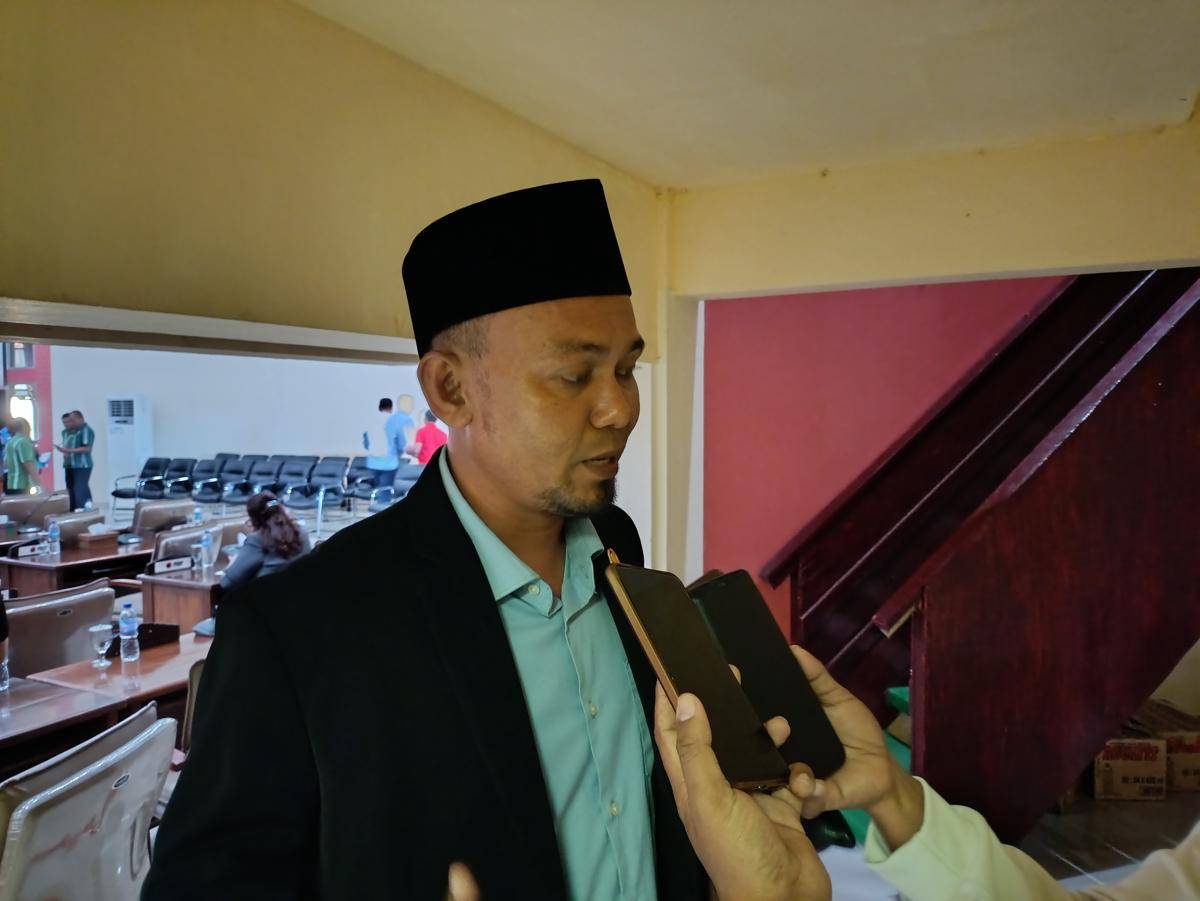 Anggota DPRD NTT, Rusding, saat diwawancarai usai melapor Gubernur NTT soal pembangunan vila dan resort di Taman Nasional Komodo. (IDN Times/Putra Bali Mula)
