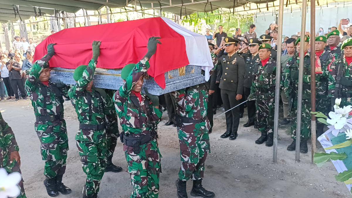 Proses pemakaman Prada Lucky yang tewas dianiaya di barak. (IDN Times/Putra Bali Mula)