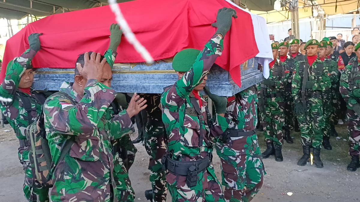 Ayah Prada Lucky saat mengantarkan anaknya ke pemakaman. (IDN Times/Putra Bali Mula)