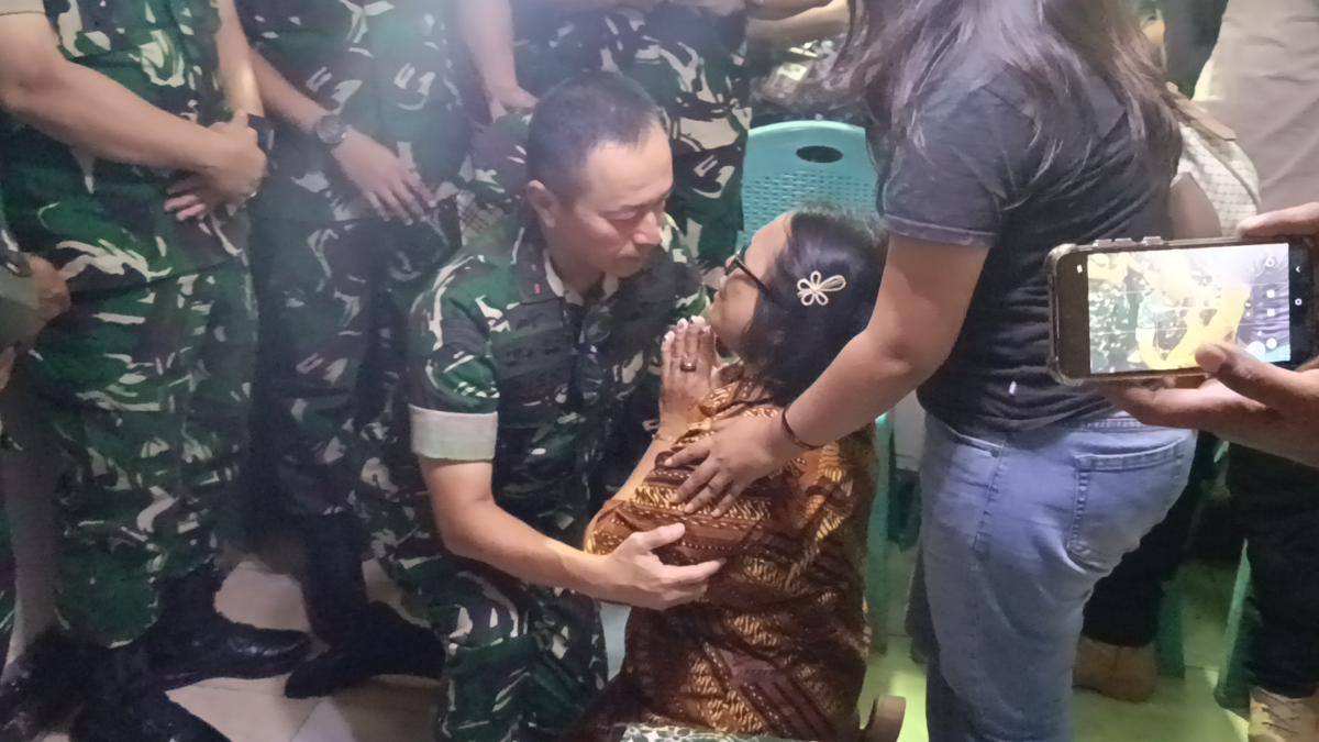 Ibu Prada Lucky berlutut di hadapan Pangdam IX/Udayana, Mayjen TNI Piek Budyakto. (IDN Times/Putra Bali Mula)