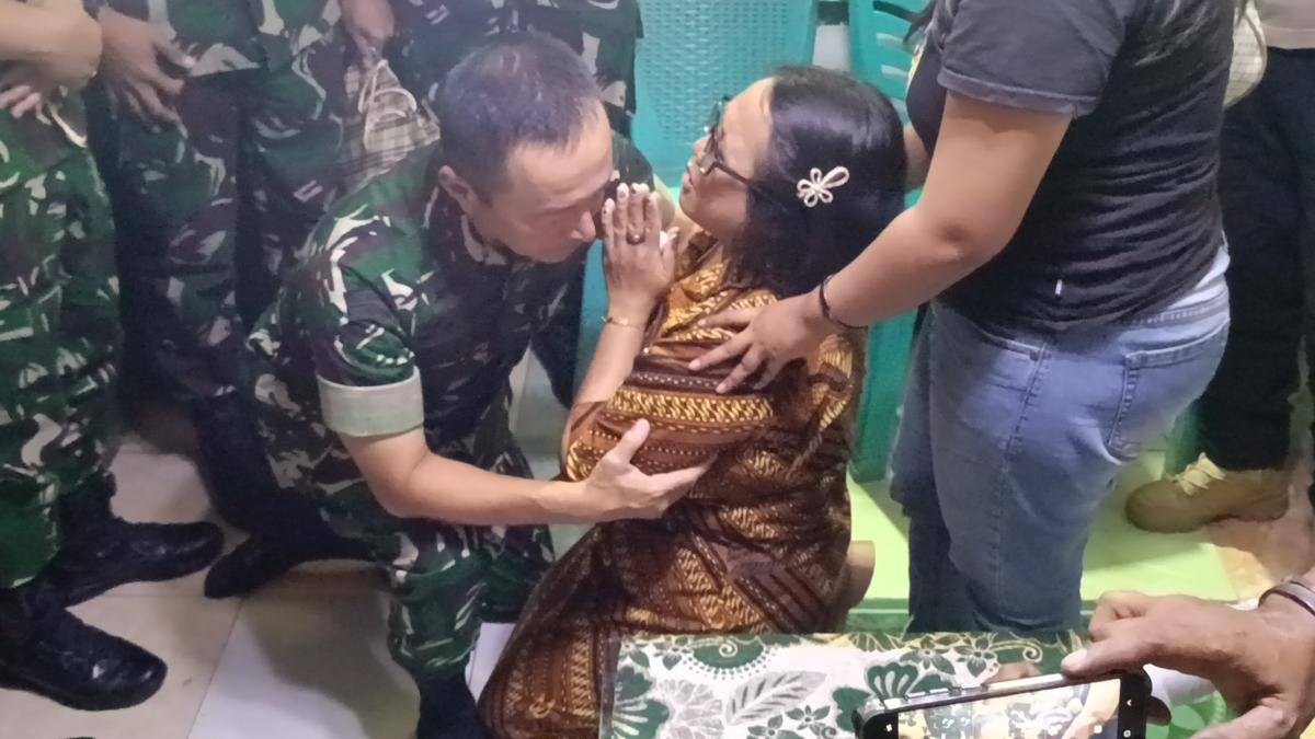Ibu Prada Lucky bersujud di hadapan Pangdam IX/Udayana, Mayjen TNI Piek Budyakto. (IDN Times/Putra Bali Mula)