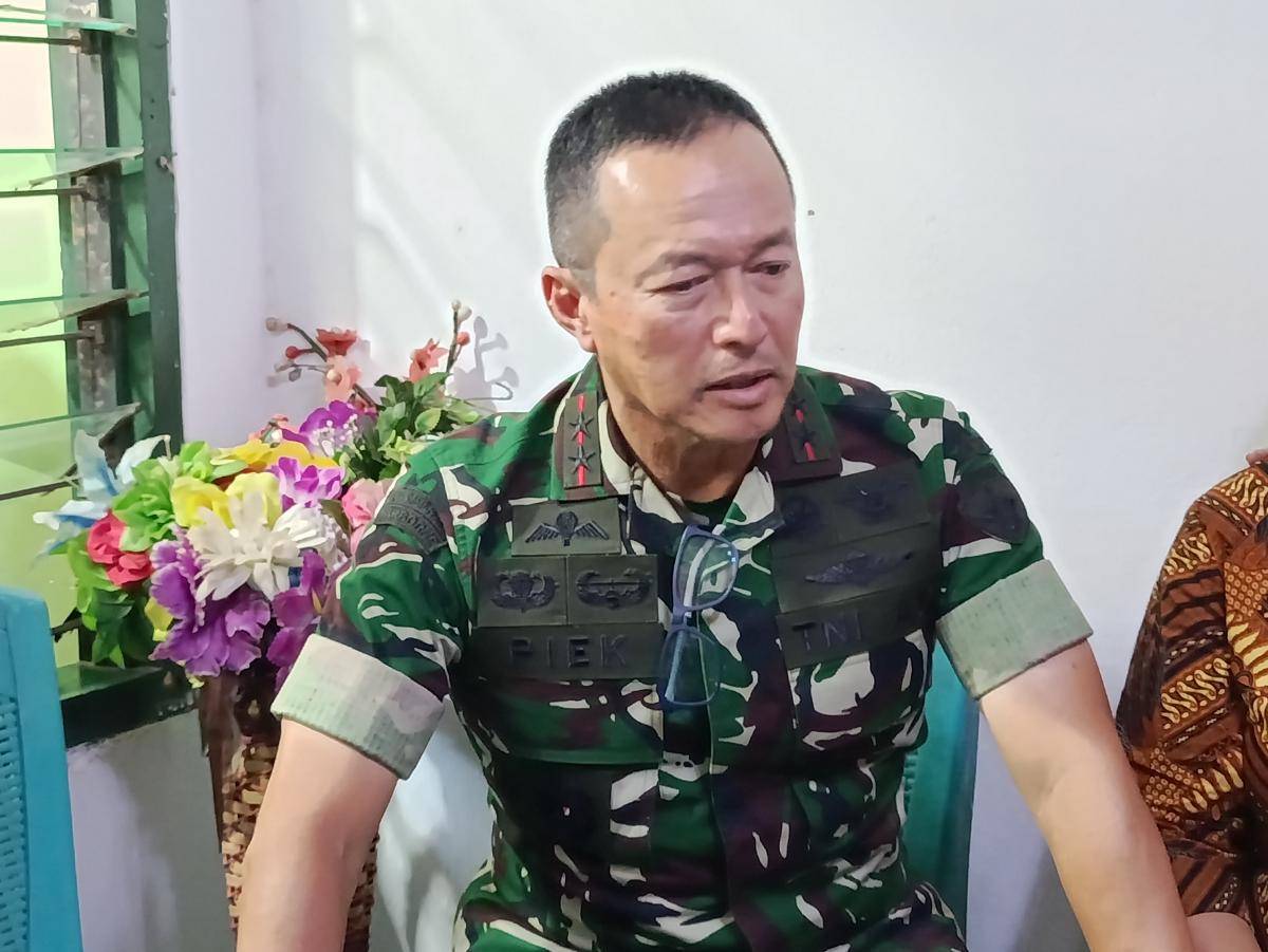 Pangdam IX/Udayana, Mayjen TNI Piek Budyakto, mengunjungi rumah Prada Lucky. (IDN Times/Putra Bali Mula)