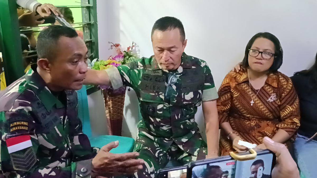 Pangdam IX/Udayana, Mayjen TNI Piek Budyakto, di rumah Prada Lucky. (IDN Times/Putra Bali Mula)