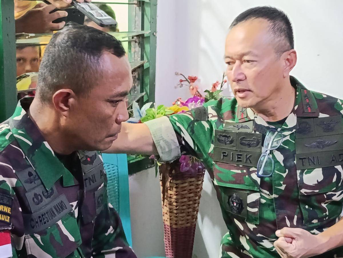 Pangdam IX/Udayana, Mayjen TNI Piek Budyakto, (kanan) bertemu ayah Prada Lucky. (IDN Times/Putra Bali Mula)