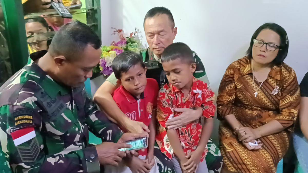 Pangdam IX/Udayana, Mayjen TNI Piek Budyakto, (tengah) mendengar tuntutan ayah Prada Lucky. (IDN Times/Putra Bali Mula)
