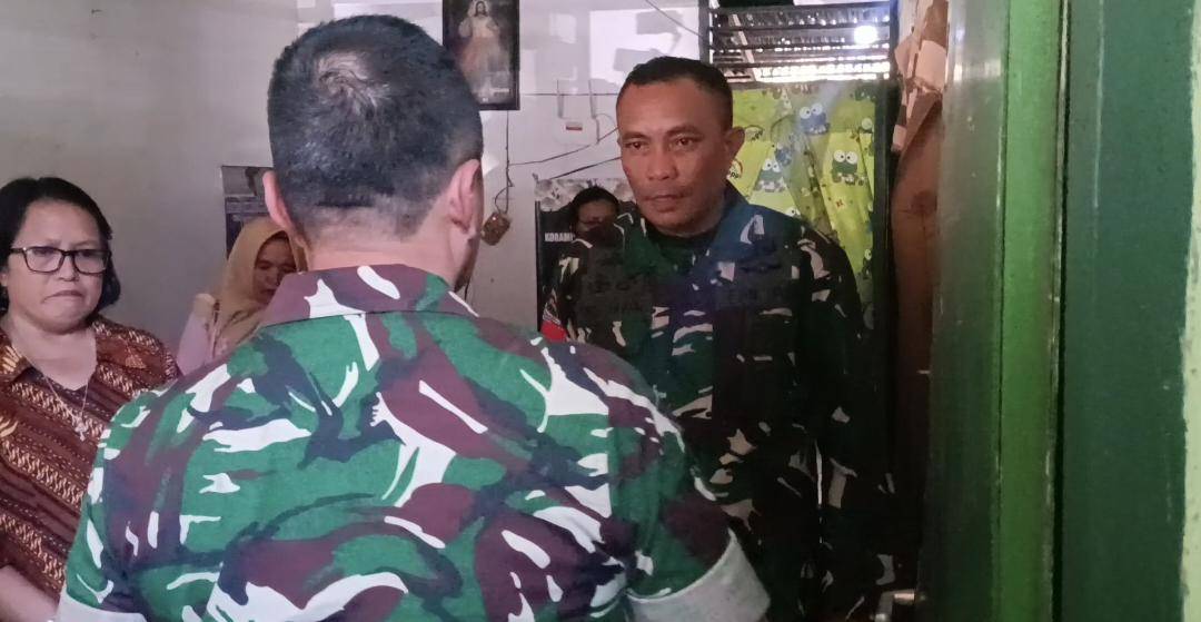 Ayah Prada Lucky menerima kunjungan Pangdam IX/Udayana, Mayjen TNI Piek Budyakto. (IDN Times/Putra Bali Mula)