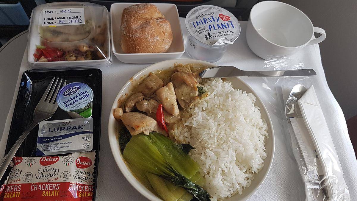 ilustrasi alat makan di pesawat