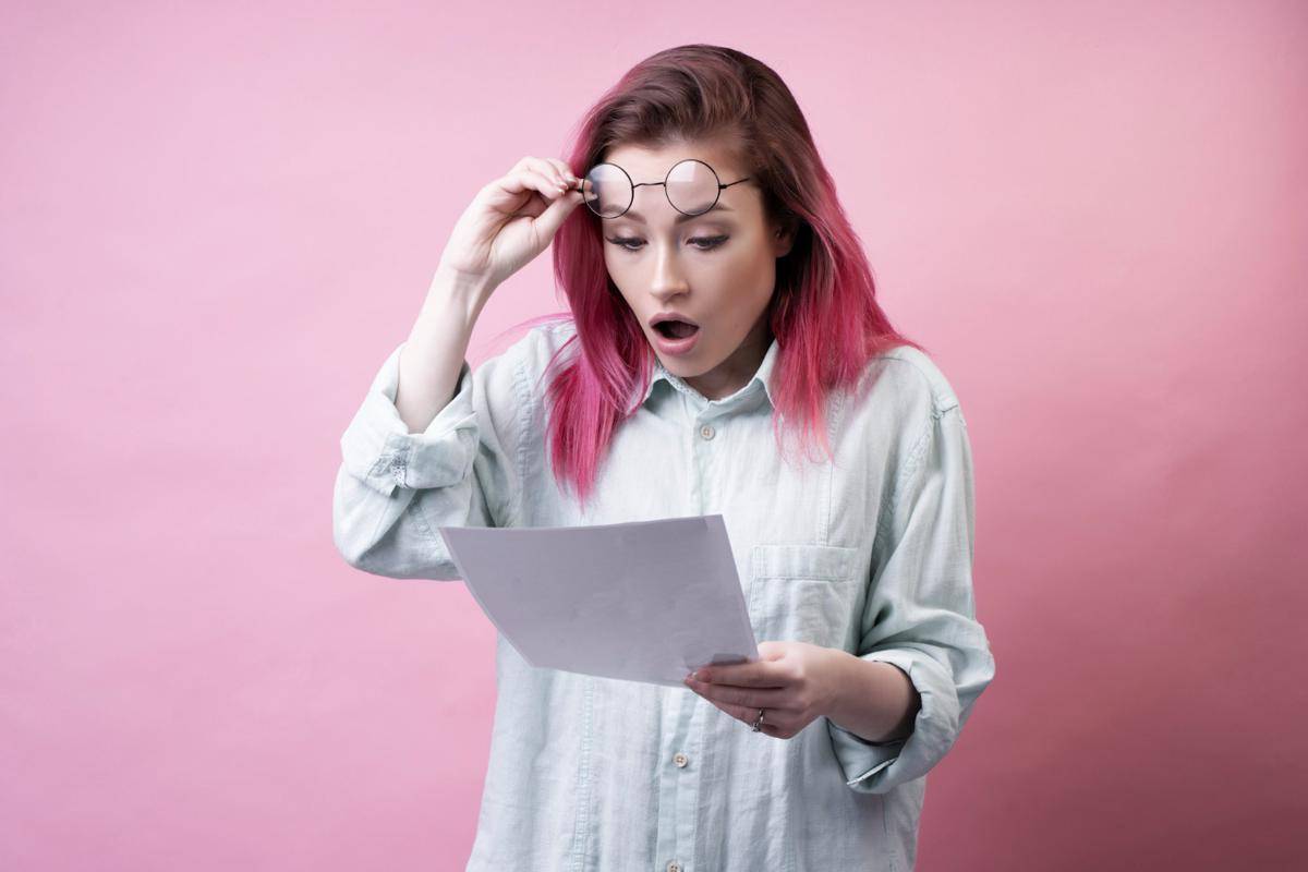 ilustrasi wanita kaget saat melihat isi tulisan pada kertas yang dipegangnya (freepik/stockking)
