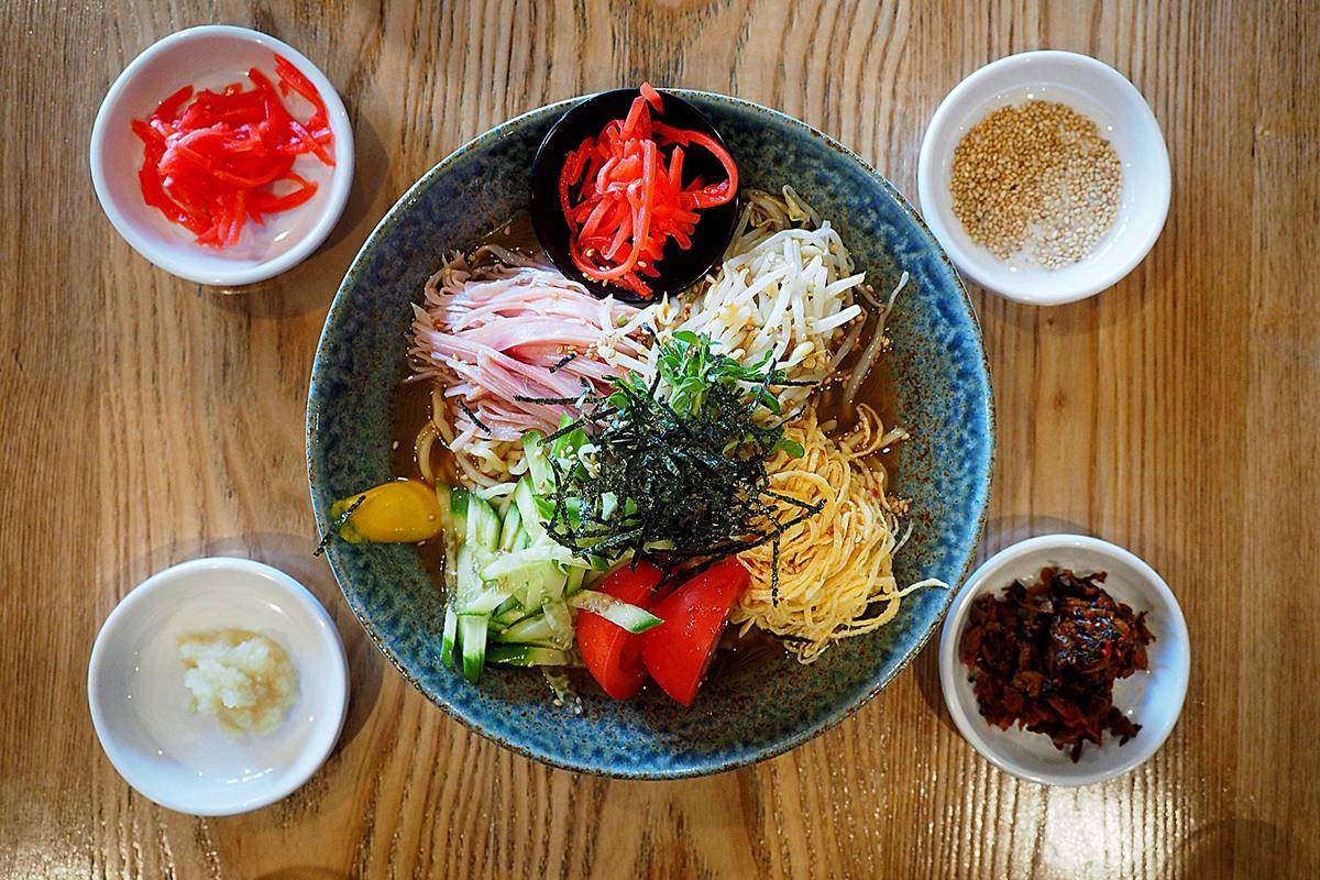 ilustrasi hiyashi ramen (flickr.com/insatiablemunch)
