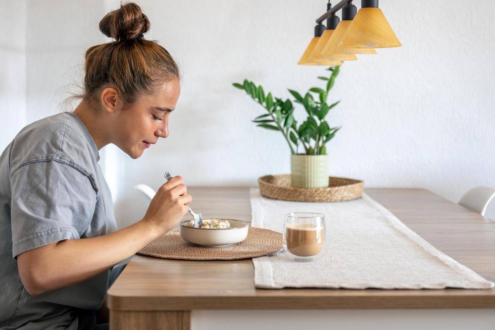 ilustrasi makan dengan porsi sedikit