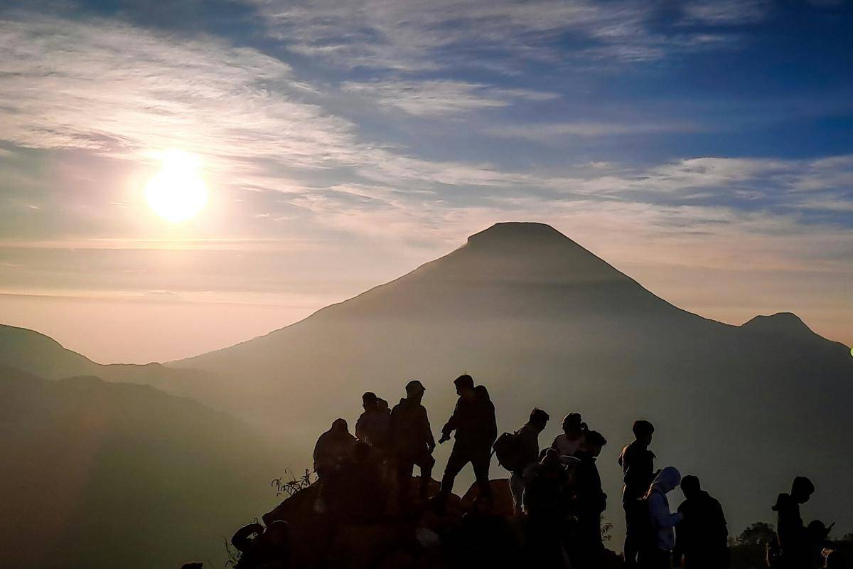 ilustrasi orang berdiri di puncak gunung atau bukit (unsplash/ Ake Widyastomo)
