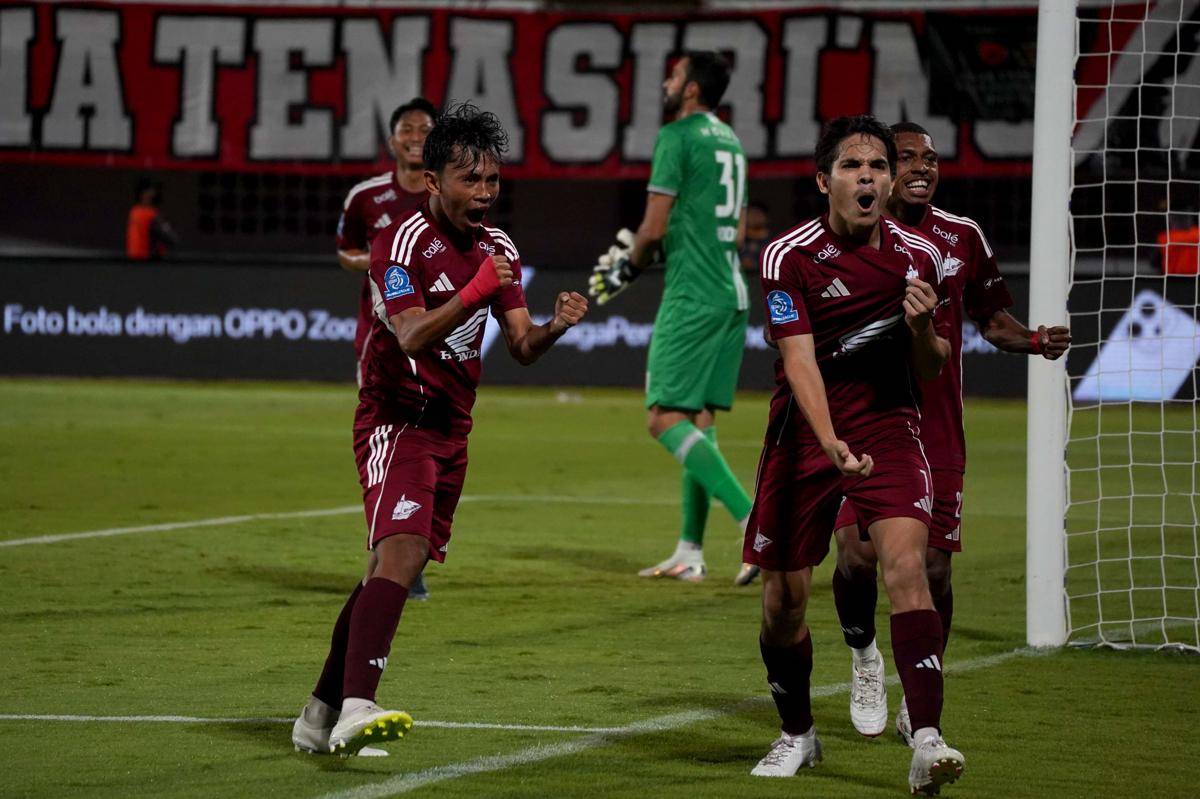 Pesepak bola PSM Makassar Victor Dethan (kedua kanan) melakukan selebrasi usai mencetak gol ke gawang Persijap Jepara pada pertandingan perdana Super League 2025/2026 di Stadion BJ Habibi, Kabupaten Parepare, Sulawesi Selatan, Jumat (8/8/2025). ANTARA FOTO/Hasrul Said/nz