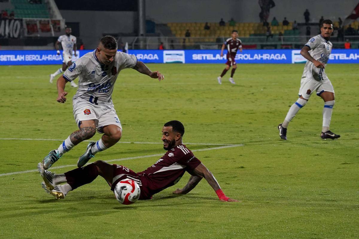 Pesepak bola PSM Makassar Victor Luiz (kanan) berebut bola dengan pesepak bola Persijap Jepara Alexis Nahuel Gomez (kiri) pada pertandingan perdana Super League 2025/2026 di Stadion BJ Habibi, Kabupaten Parepare, Sulawesi Selatan, Jumat (8/8/2025). ANTARA FOTO/Hasrul Said/nz