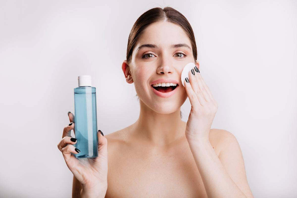 ilustrasi hydrating toner (freepik.com/Lookstudio)
