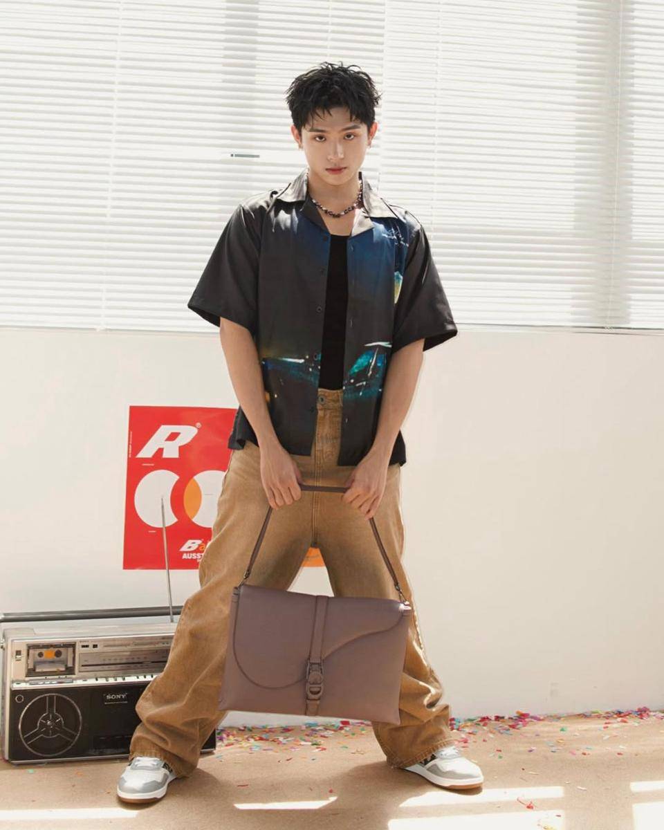 Outfit cowok pakai tas ala Grey D 