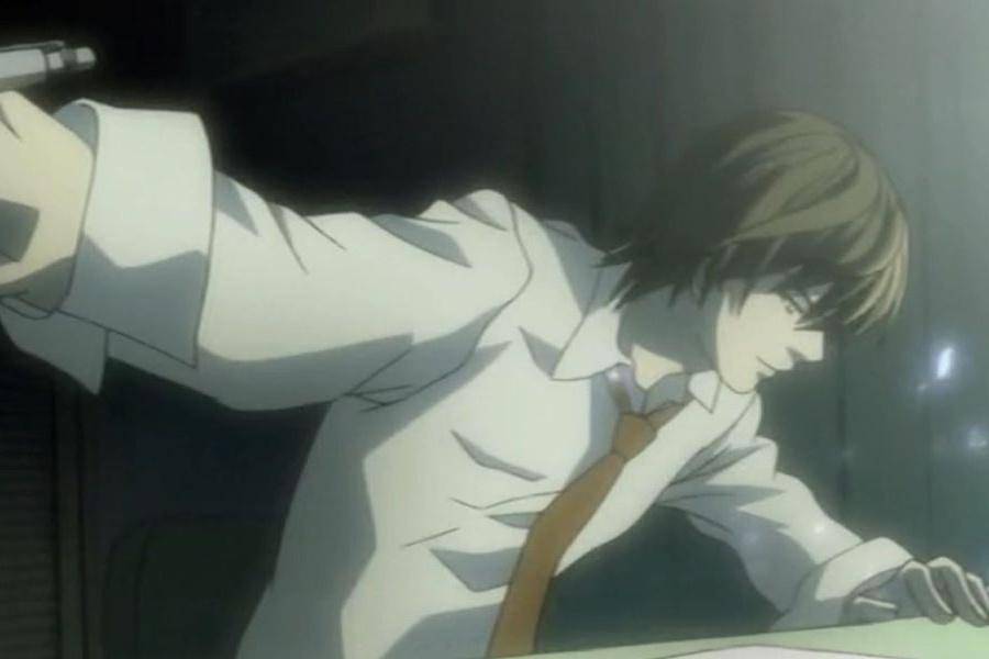 Light menulis nama para penjahat dalam Death Note. 