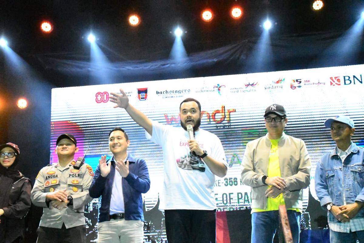Wali Kota Padang, Fadli Amran mengajak masyarakat mendownload aplikasi Padang Mobile (Foto: Pemkot Padang)