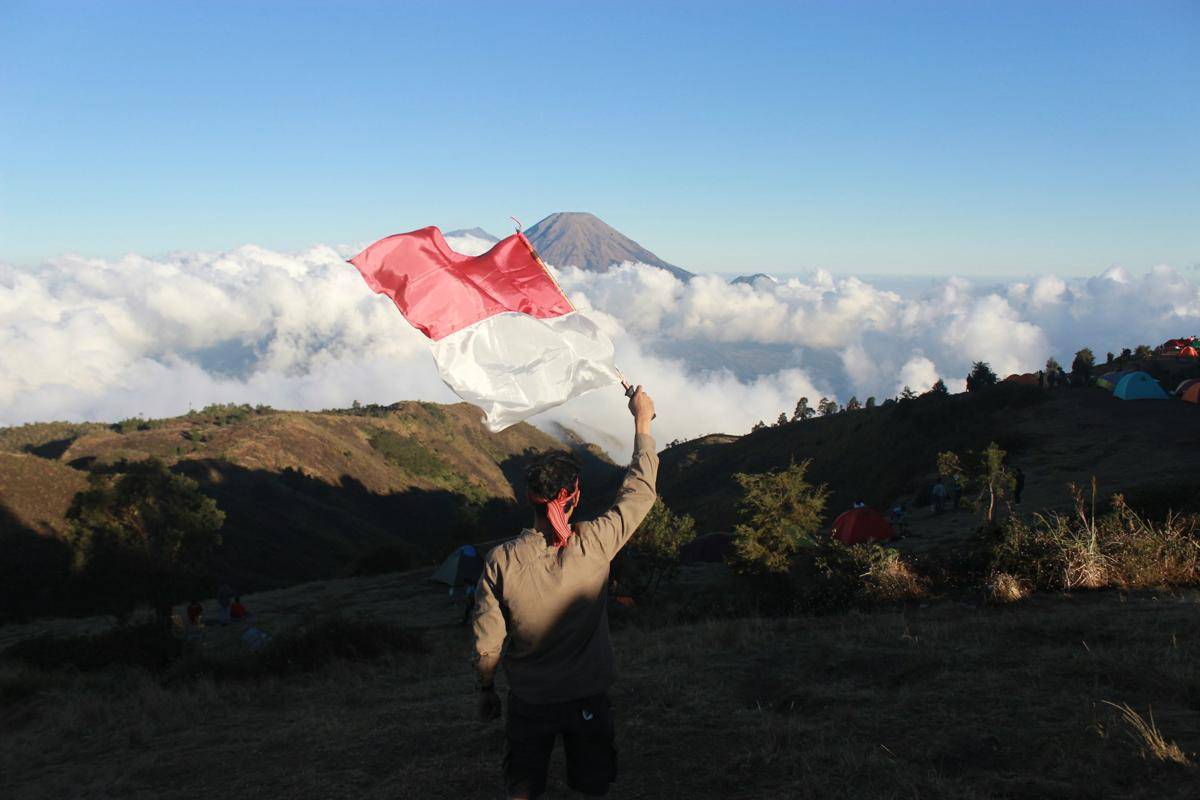 Ilustrasi mengibarkan bendera merah putih (unsplash.com/Falaq Lazuardi)
