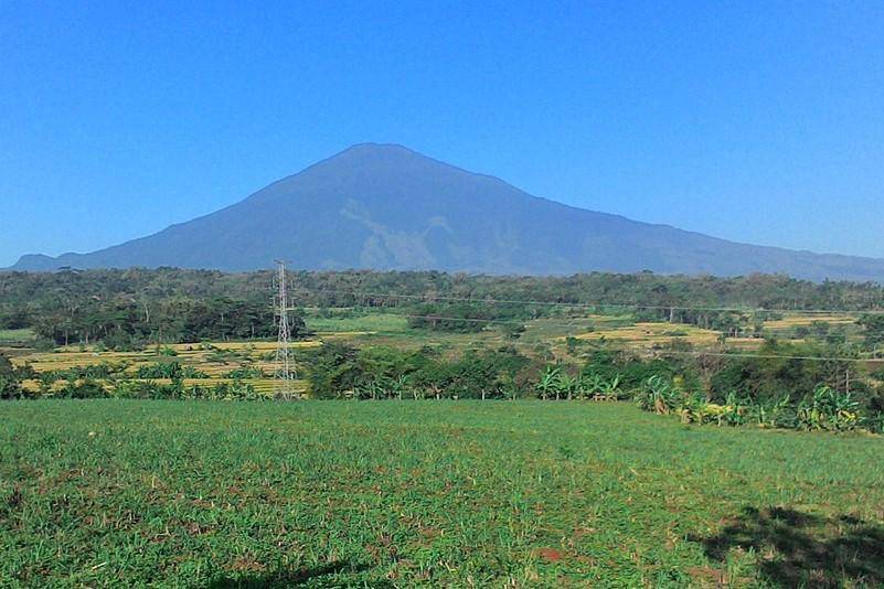 Gunung Ciremai, Jawa Barat (commons.wikimedia.org/Affandy_Murad)