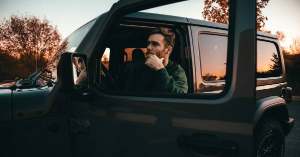 Ilustrasi pria duduk di dalam mobil (unsplash.com/Chris Lynch)