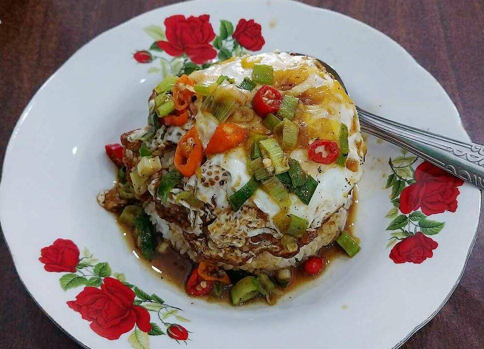ilustrasi nasi telur Pontianak (commons.m.wikimedia.org/Risanprasetyo)