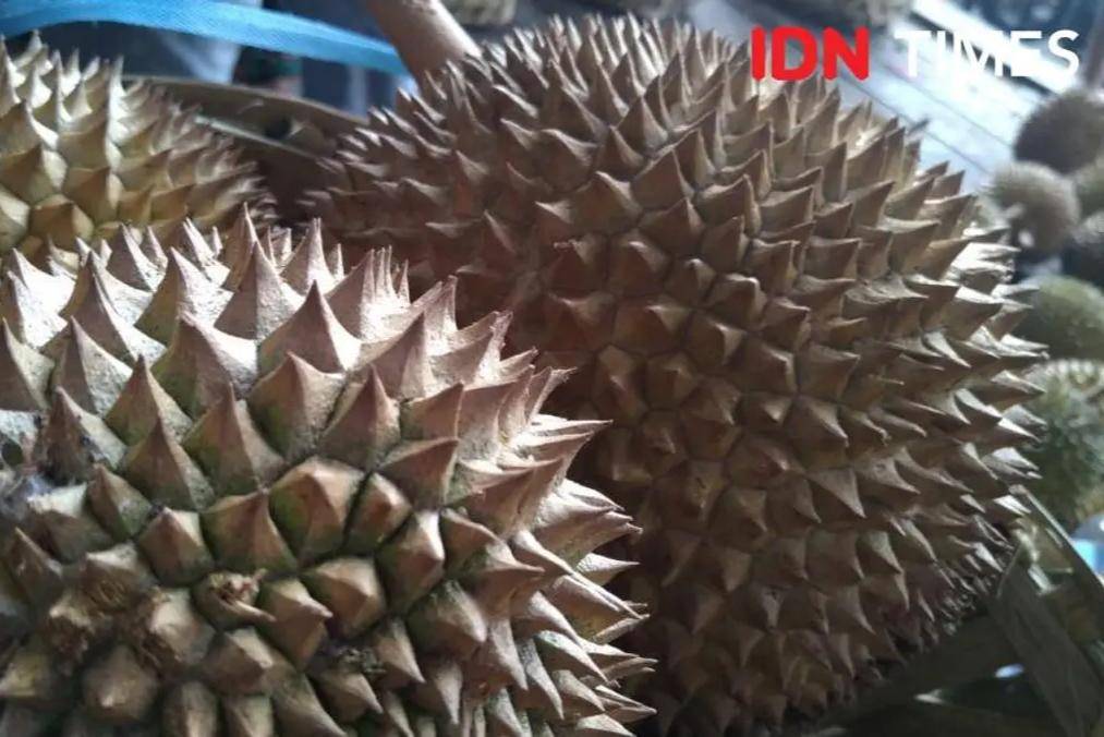 Ilustrasi Buah Durian di Pasar (IDN Times/Shemi)