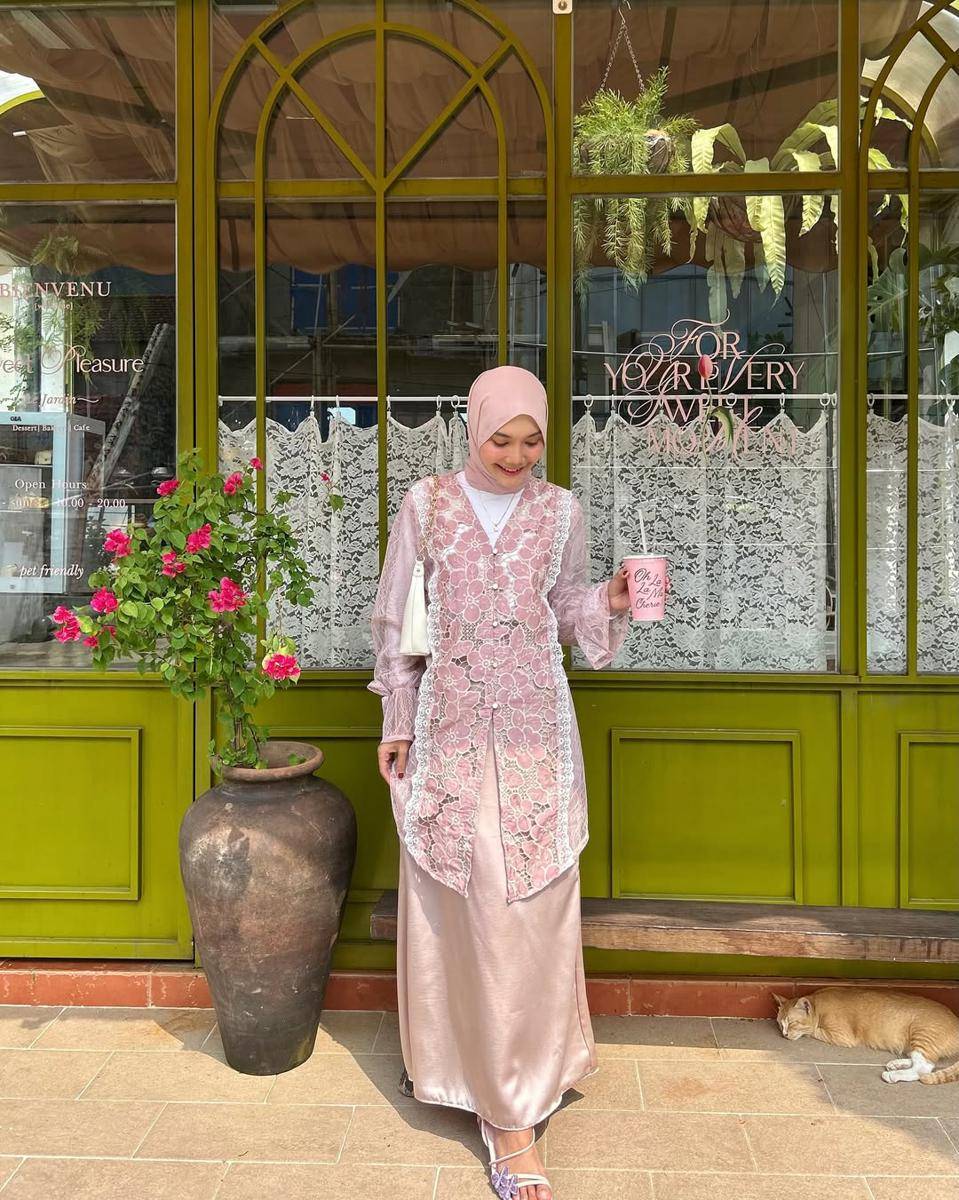 Mix and match hijab bergaya feminin ala Diva Syifa